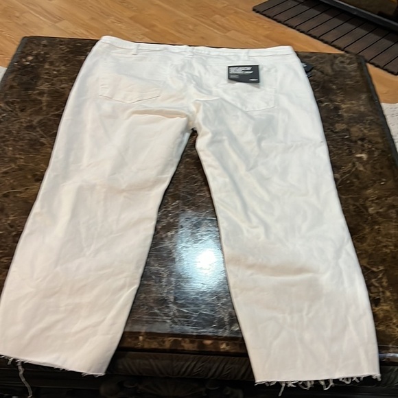 Nwt silver white jeans size 24W raw hem. A272 - Picture 5 of 6